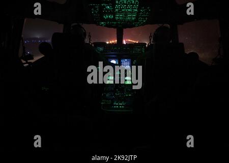 Piloten der 3. Airlift Squadron landen auf einem lokalen Trainingsflug auf der Dover Air Force Base, Delaware, am 24. Oktober 2022, auf einem C-17 Globemaster III. Die 3. AS bietet globalen Support durch die Bereitstellung zeitkritischer Assets, einschließlich Fracht und Personal. Das Geschwader fliegt routinemäßig Trainingsmissionen, um für den weltweiten Luftauftrieb gerüstet zu sein. (USA Luftwaffe Foto von Senior Airman Faith Barron) Stockfoto