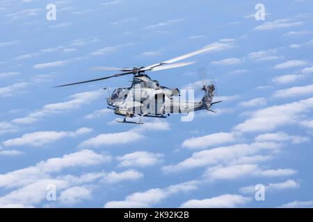 PAZIFIK (Aug 8, 2022) – Ein U.S. Marine Corps AH-1Z mit Marine Medium Tiltrotor Squadron (VMM) 362 (verstärkt), 13. Marine Expeditionary Unit, führt Flugoperationen über dem Pazifischen Ozean durch, 8. August. Die Mobilität und Nachhaltigkeit der amphibischen Plattformen ermöglichen es dem Navy-Marine Corps-Team, die Reichweite unserer Fähigkeiten zu erweitern. Marineinfanteristen und Segler der Marine Expeditionary Unit (MEU) von 13. und der Makin Island Amphibious Ready Group (ARG) führen derzeit integrierte Trainingseinheiten in der US-3.-Flotte durch. (USA Marine Corps Foto von Sgt. Kevin G. Rivas) Stockfoto