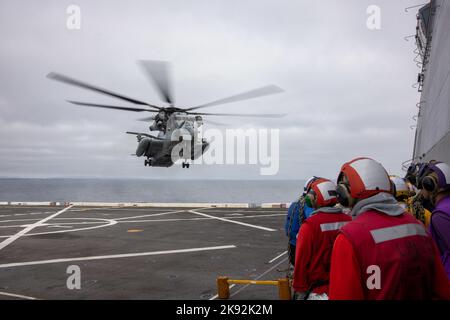 PAZIFIK (6. Juli 2022) - Ein US Marine Corps CH-53E Superhengst mit Marine Medium Tiltrotor Squadron (VMM) 362 (verstärkt), 13. Marine Expeditionary Unit, bereitet sich auf die Landung an Bord des Amphibientransportsdocks USS Anchorage (LPD 23) vor, Juli 6. Die Fähigkeit, nahtlos und gleichzeitig auf dem Meer, an Land und in der Luft zu arbeiten, stellt den einzigartigen Wert der amphibischen Fähigkeiten des Navy-Marine-Corps-Teams dar. Marineinfanteristen und Segler der 13. MEU und der Makin Island Amphibious Ready Group (ARG) führen derzeit integrierte Trainingseinheiten in der US-3.-Flotte durch. (USA Mari Stockfoto