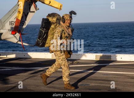 PAZIFIK (Aug 7, 2022) - Ein britisches Royal Marine Commando macht sich auf dem Flugdeck des amphibischen Transportdocks USS Anchorage (LPD 23) auf den Weg zu einem CH-53E Super Hengst, bevor es am 7. August eine Aufklärungs- und Überwachungsübung durchführt. Das Marine Corps trainiert konsequent mit unseren Verbündeten, um die Interoperabilität zu erhöhen und Taktiken, Techniken und Verfahren auszutauschen. Marineinfanteristen und Segler der Marine Expeditionary Unit (MEU) von 13. und der Makin Island Amphibious Ready Group (ARG) führen derzeit integrierte Trainingseinheiten in der US-3.-Flotte durch. (USA Marine Corps Foto von Sgt. Br Stockfoto