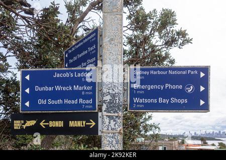 Ein Schild mit Zielen in The Gap in Watson's Bay, Sydney, Australien Stockfoto