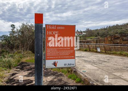 Ein Zeichen für die Hotline zur Suizidprävention von Lifeline in The Gap in Watson's Bay, Sydney, Australien Stockfoto