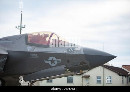 Ein U.S. Marine Corps F-35B Lightning II Flugzeug mit Marine Fighter Attack Squadron 242 bereitet sich auf den Start während der Übung Resolute Dragon 22 auf der Misawa Air Base, Japan, 13. Oktober 2022 vor. Resolute Dragon 22 ist eine jährliche bilaterale Übung zur Stärkung der Verteidigungsfähigkeiten der US-Japan-Allianz durch die Ausübung integrierter Kommando- und Kontrollmaßnahmen, das Anvisieren, die Kombination von Waffen und Manöver über mehrere Bereiche hinweg. (USA Marine Corps Foto von CPL. Lance Kell Stockfoto