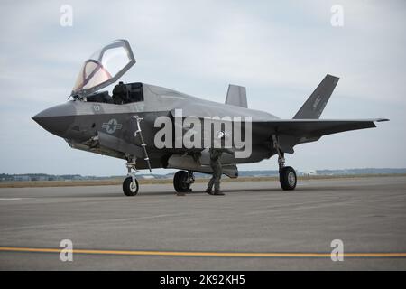 Ein US Marine Corps F-35B Lightning II Pilot mit Marine Fighter Attack Squadron 242 bereitet sich darauf vor, das Flugzeug während der Übung Resolute Dragon 22 auf der Misawa Air Base, Japan, am 13. Oktober 2022, zu betreten. Resolute Dragon 22 ist eine jährliche bilaterale Übung zur Stärkung der Verteidigungsfähigkeiten der US-Japan-Allianz durch die Ausübung integrierter Kommando- und Kontrollmaßnahmen, das Anvisieren, die Kombination von Waffen und Manöver über mehrere Bereiche hinweg. (USA Marine Corps Foto von CPL. Lance Kell) Stockfoto