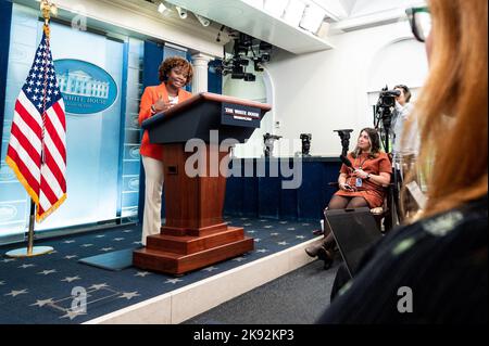 Washington, Usa. 25. Oktober 2022. Die Pressesprecherin des Weißen Hauses, Karine Jean-Pierre, sprach bei einer Pressekonferenz im Raum für die Presseeinweisung des Weißen Hauses. (Foto: Michael Brochstein/Sipa USA) Quelle: SIPA USA/Alamy Live News Stockfoto