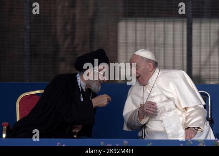 Rom, Italien, 25. Oktober 2022. Papst Franziskus spricht mit Abu Al-Qasim Al-Dibaji von der Weltorganisation für Panislamische Rechtsprechung im Rahmen der Abschlussfeier des Friedensgebets im Kolosseum zusammen mit Vertretern der christlichen Kirchen und Gemeinschaften und der Weltreligionen. Quelle: Maria Grazia Picciarella/Alamy Live News Stockfoto