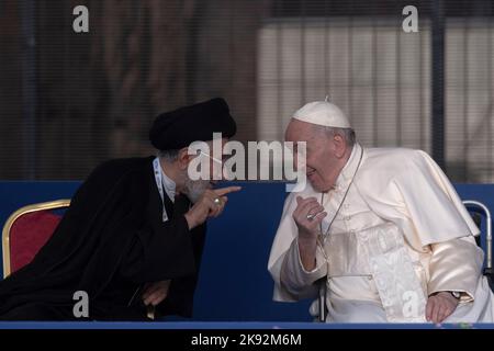 Rom, Italien, 25. Oktober 2022.Papst Franziskus spricht mit Abu Al-Qasim Al-Dibaji von der Weltorganisation für Pan-Islamische Rechtsprechung im Rahmen der Abschlussfeier des Friedensgebets gemeinsam mit den Vertretern der christlichen Kirchen und Gemeinschaften und der Weltreligionen im Kolosseum. Quelle: Maria Grazia Picciarella/Alamy Live News Stockfoto