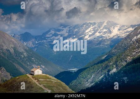 Kapellenkirche über idyllischer Dolomitenlandschaft, Gran Paradiso, Italien Stockfoto