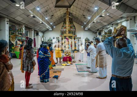 London, Großbritannien. 24. Oktober 2022. Eine Puja-Zeremonie wird von einem pandit oder Hindu-Priester in der Diwali-Nacht durchgeführt. Diwali, Deepavali oder das Festival of Lights ist ein fünftägiges Fest, das von Millionen von Hindus, Sikhs und Jains weltweit gefeiert wird. Es ist an der Zeit, den Triumph des Guten über das Böse und das Licht über die Dunkelheit zu feiern. Eifrige Anhänger besuchen in der Nacht von Diwali den Murugan-Tempel auf dem Highgate Hill, um Puja- oder Anbetungsrituale zur Andacht an ihre verehrten Gottheiten anzubieten. (Bild: © Aisha Nazar/SOPA Images via ZUMA Press Wire) Stockfoto