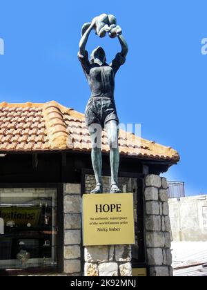 Safed, Israel - 3. März 2008: Hope, ein authentisches Meisterwerk der weltberühmten Künstlerin Nicky Imber. Die Statue befindet sich vor dem Eingang zum 'S Stockfoto