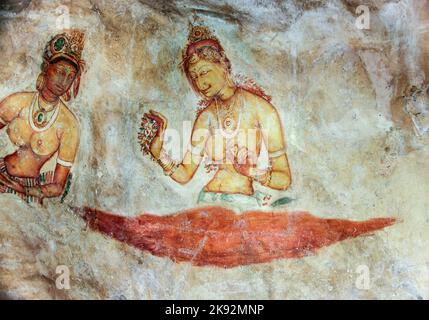 Sigiriya, Sri Lanka - 9. August 2005: Sigiriya Maid - Fresken aus dem 5th. Jahrhundert an der alten Felsenfestung von Sigiriya in Sri Lanka. Stockfoto