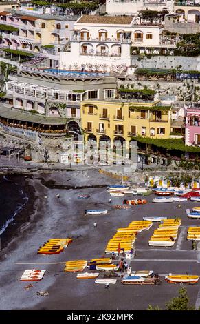 Positano, Italien - 30. Juni 1995: Malerische Postkartenansicht der schönen Stadt Positano an der berühmten Amalfiküste mit Golf von Salerno, Kampanien, Stockfoto