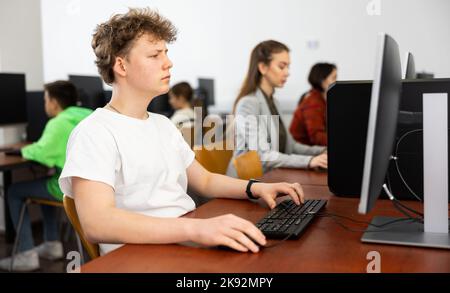 Interessierte Teenager-Schüler während des Unterrichts im Computerunterricht Stockfoto