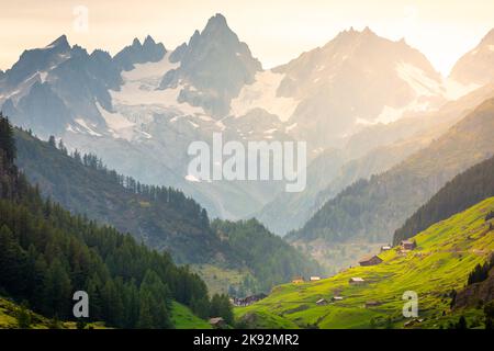 Alpendorf und Bauernhöfe, Berner Oberland schweizer alpenlandschaft, Schweiz Stockfoto