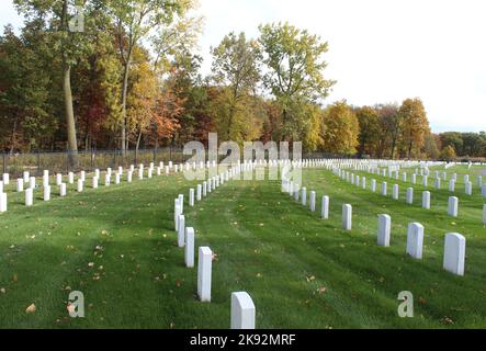 Reihen von Veteranengräbern im Herbst auf dem Fort Sheridan National Cemetery in Illinois Stockfoto