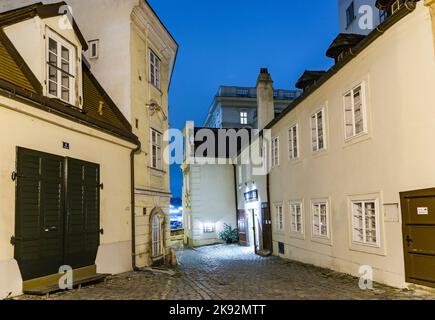 Wien, Österreich - 5. November 2009: Wien - berühmte Moelkersteig Straße bei Nacht in Wien, Österreich. Stockfoto