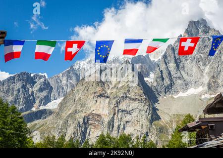 Europäische Flaggen entlang Tour du Mont Blanc, Französische Alpen, in der Nähe der Schweiz und Italien Stockfoto