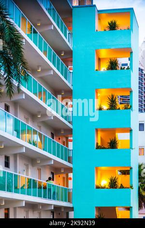 Sunny Isles Beach, USA - 30. Juli 2010: Abendansicht der Apartments am Strand von Sunny Isles Beach in Florida, USA. Sunny Isles Beach ist ein Ort Stockfoto