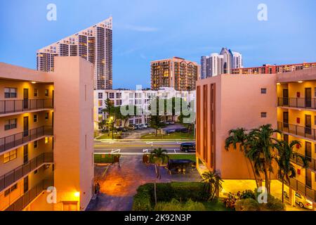 Sunny Isles Beach, USA - 26. Juli 2010: Abendansicht von der Wohnung auf die trump-Türme am Sunny Isles Beach in Florida, USA. Sunny Isles Beach ist ein P Stockfoto