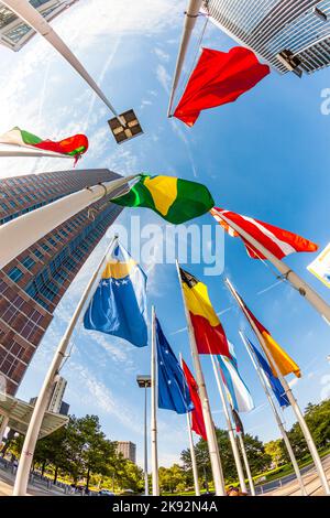 Frankfurt, Deutschland - 12. September 2010: Flaggen am Messeturm in Frankfurt, Deutschland. - Fair Tower von Frankfurt, Deutschland. Der Turm war im Jahre 1990 Europes t Stockfoto