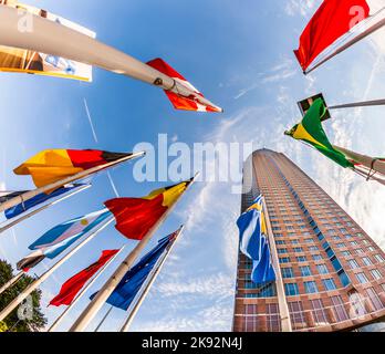 Frankfurt, Deutschland - 12. September 2010: Flaggen am Messeturm in Frankfurt, Deutschland. - Fair Tower von Frankfurt, Deutschland. Der Turm war im Jahre 1990 Europes t Stockfoto