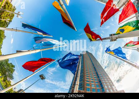 Frankfurt, Deutschland - 12. September 2010: Flaggen am Messeturm in Frankfurt, Deutschland. - Fair Tower von Frankfurt, Deutschland. Der Turm war im Jahre 1990 Europes t Stockfoto