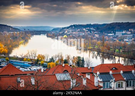 Prag Vysehrad Altstadt und Moldau am dramatischen Abend, Tschechische Republik Stockfoto
