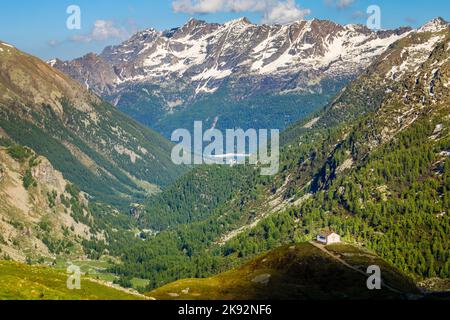 Kapellenkirche über idyllischer Dolomitenlandschaft, Gran Paradiso, Italien Stockfoto