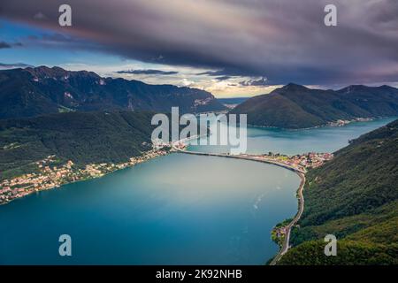 Dramatischer Sonnenuntergang über dem Luganersee in den schweizer Alpen, Schweiz Stockfoto