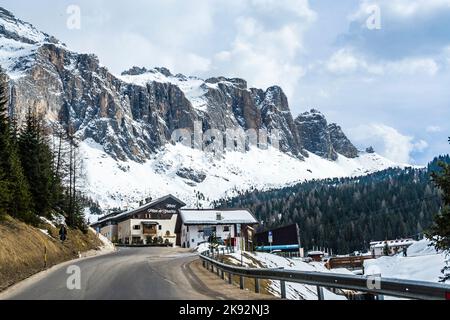 Wolkenstein, Italien - 7. April 2007: Hotel Plan de Gralba mit den berühmten Wolkensteinbergen auch calle Piz Sella im Dolomitengebiet. Stockfoto