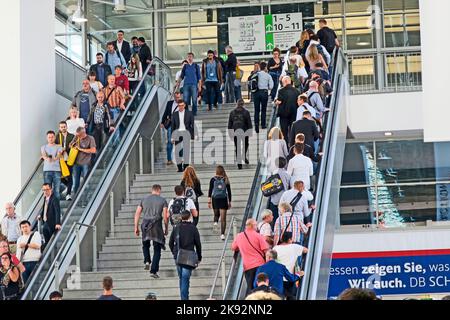 Köln, Deutschland - 21. September 2016: Menschen besuchen die Photokina in Köln. Die Photokina ist die weltweit führende Messe für Fotos und Videos. Stockfoto