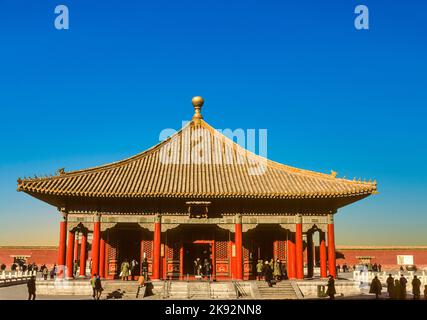 Peking, China - 29. Juli 1986: chinesische Staatsmacht besuchen die verbotene Stadt in Peking, China. Die meisten Menschen tragen die grüne oder blaue Uniform als individuelle dre Stockfoto