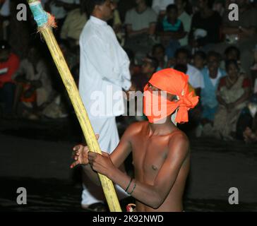 Kandy, Sri Lanka - 10. August 2005: Männer mit Fackeln nehmen am Fest Pera Hera in Kandy Teil, um den Zahn Buddhas in Kandy, Sri Lanka, zu feiern. Stockfoto