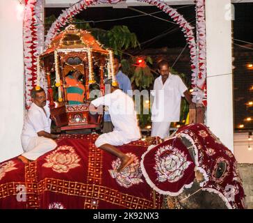 Kandy, Sri Lanka - 11. August 2005: Die Menschen bereiten sich auf die Teilnahme am Fest Pera Hera in Kandy vor, um den Zahn von Buddha i. zu feiern Stockfoto