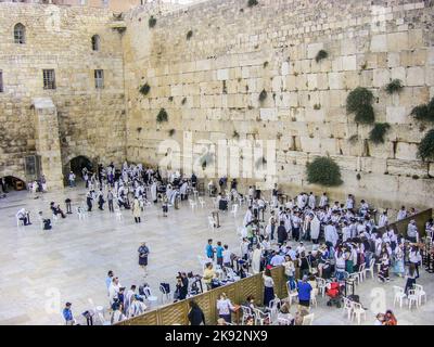 Jerusalem, Israel - 27. MÄRZ 2008: Jüdische Gläubige versammeln sich zu einem Bar-Mitzvah-Ritual an der westlichen Mauer in Jerusalem. Stockfoto