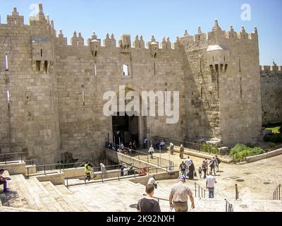 Jerusalem, Israel - 27. März 2008: Menschen betreten die alte Stadt am Damaskus-Tor in Jerusalem, Israel Stockfoto