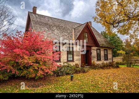 Shaftsbury, VT - USA - 10. Okt 2022 Landschaftsansicht des historischen Robert Frost Stone House Museums im Bennington College im Herbst Stockfoto