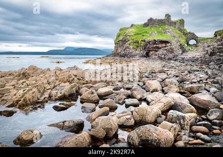 Neben dem ruhigen Wasser bei Ebbe, im Hochsommer, Reste eines historischen schottischen Schlosses, überblicken die glatte Oberfläche des Lochs und viele Boule Stockfoto