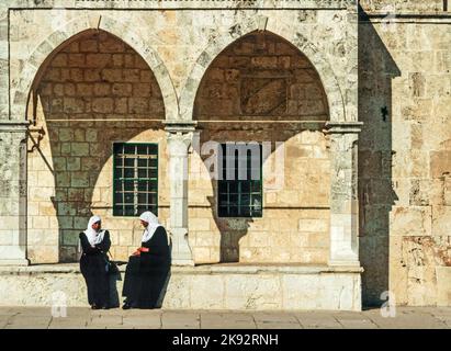 Jerusalem, Israel - 1. Januar 1994: arabische Frauen sitzen an der Mauer des Tempelbereichs in Jerusalem. Jerusalem ist eine heilige Stadt für die drei großen Abrahamitischen Stockfoto