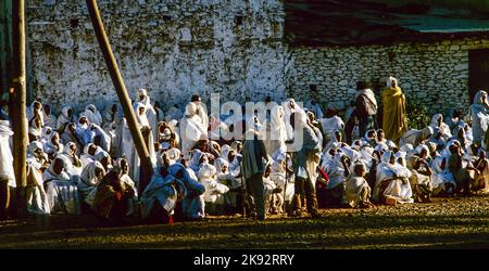 Axum, Äthiopien - 1. Juli 1998: Menschen beobachten die Zeremonie der heiligen Arche durch die Straßen in Axum, Äthiopien. Die Arche wurde im Tempel von Salomons gestohlen Stockfoto