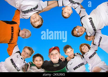 WALLAU, DEUTSCHLAND - Mai 19 2007: Fußballspiel Kinder E-Klasse Turnier - BSC Schwalbach gegen FC WALLAU in Wallau. Deutschland. Das Team posiert nach w Stockfoto