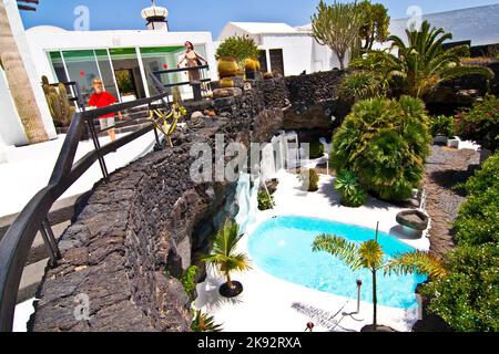 TARO DE TAHICHE, SPANIEN - 9. AUG 2007: Menschen besuchen Cesar Manriques Haus in Taro de Tahiche auf Lanzarote, Spanien. Manrique ist der wichtigste Künstler Stockfoto