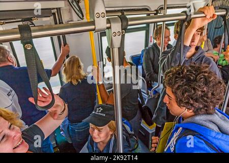 LOS ANGELES, USA - 31. JULI 2008: Menschen im Bus auf dem Weg zum Flugzeug am internationalen Flughafen von Los Angeles. Der Flughafen Los Angeles ist die größten Stockfoto