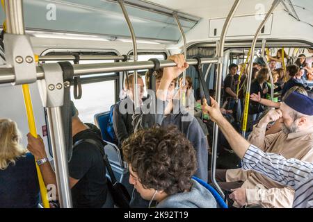 LOS ANGELES, USA - 31. JULI 2008: Menschen im Bus auf dem Weg zum Flugzeug am internationalen Flughafen von Los Angeles. Der Flughafen Los Angeles ist die größten Stockfoto