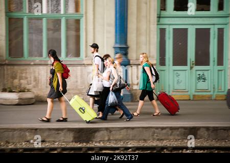 BUDAPEST, UNGARN - 4. AUG 2008: Menschen warten am Westbahnhof von Keleti in Budapest, Ungarn. Der Westbahnhof in Budapest wurde b gebaut Stockfoto