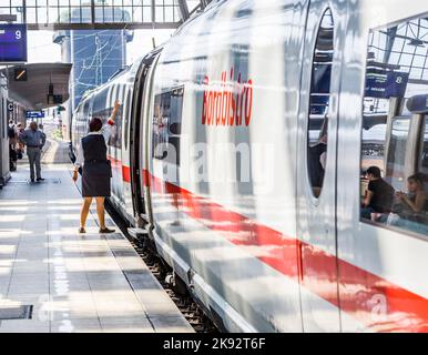 FRANKFURT, DEUTSCHLAND - 30. AUG 2008: Der Schaffner gibt das richtige Zeichen für die Abfahrt vom Bahnhof am Frankfurter Bahnhof in Germa Stockfoto