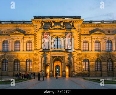 DRESDEN, 15. SEPTEMBER 2008: Die Besucher besuchen nachts die Außenfassade der Gemäldegalerie Alte Meister im Zwinger. Der Zwinger ist ein palac Stockfoto