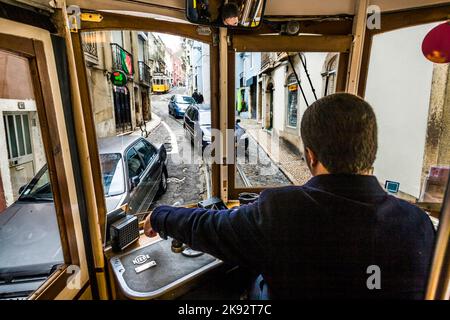 LISSABON, PORTUGAL - 28. DEZ 2008: Getaggt Tram, eine der wichtigsten touristischen Attraktionen, macht seinen Weg durch eine enge Straße in den Hügeln von Lissabon, P Stockfoto