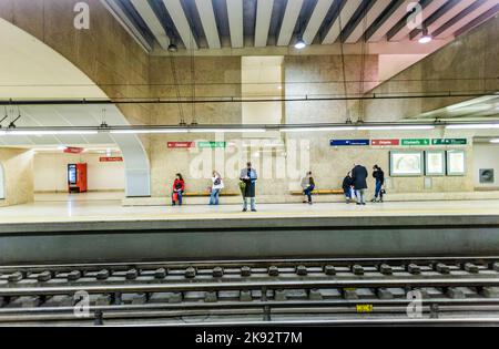 LISSABON, PORTUGAL - 27. DEZEMBER 2008: In der berühmten Oriente-Metrostation warten Menschen auf den Zug in Lissabon, Portugal. Mit 75 Millionen Passagieren pro Jahr Stockfoto