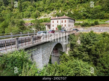 BELLUNO, ITALIEN - 2. AUG 2009: Altes verlassene Hotel an der Serra-Brücke in Belluno, Italien. Die alten kleinen Straßen sind wegen des Brenners fast verlassen Stockfoto